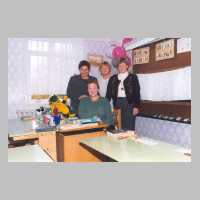 111-1135 Sieglinde Kenzler und Tochter Claudia mit der Leiterin des Heimes Swetlana Korowljowa und einer Lehrerin (Foto Kenzler).jpg